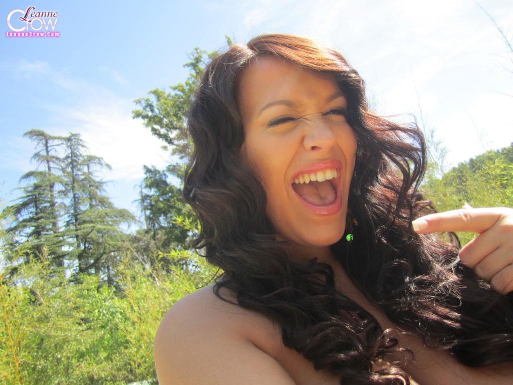 Leanne Crow teilt einige heiße Selfies ihrer riesigen natürlichen Brüste
 #58872896