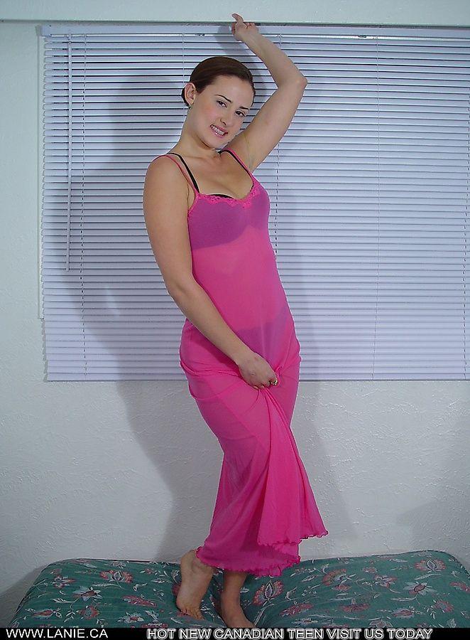 Immagini di lanie.ca spogliarsi del suo vestito rosa caldo
 #58823216
