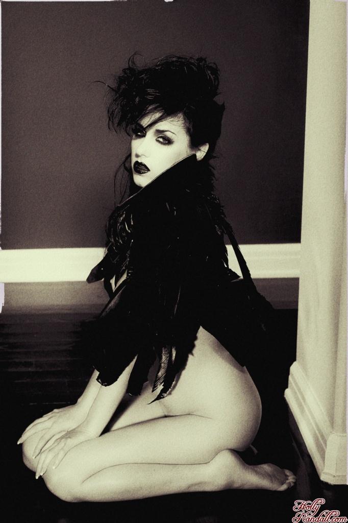 La modelo gótica Heather Joy te desea un Halloween espantosamente sexy
 #54738913