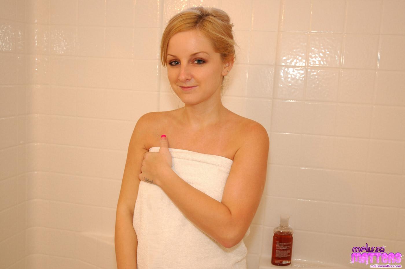 熱い風呂に入るメリッサの写真
 #61920351