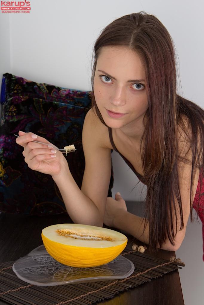 Helen Sia, une jeune femme aux petits seins, prend son petit-déjeuner nue.
 #60571158