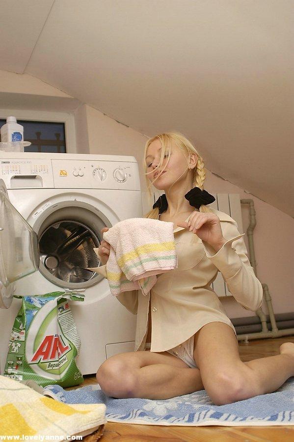 Anne desnuda en la lavadora
 #59104637