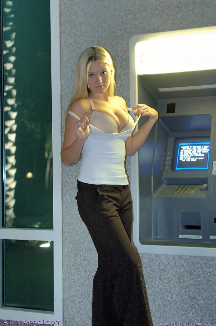 Bilder von Teenie-Amateurin Alison Angel, die den Geldautomaten oben ohne benutzt
 #53008716