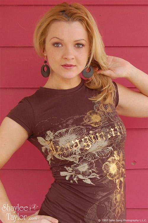 Pictures of Shaylee Taylor teasing you with some upskirt flashes #59965089