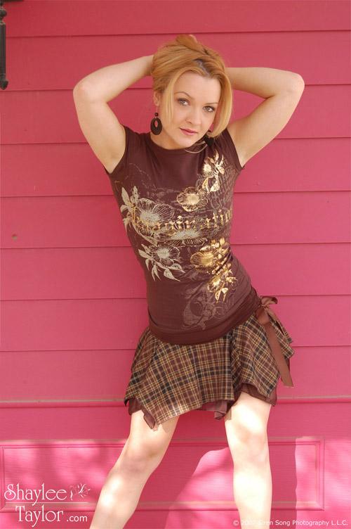Pictures of Shaylee Taylor teasing you with some upskirt flashes #59965104