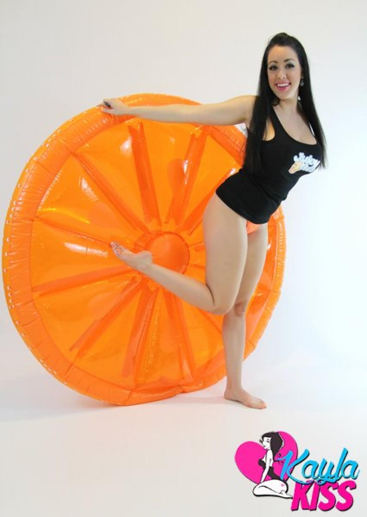 カイヤ・キスがオレンジ色の大きなインフレータブルの上で裸になります。
 #58180056