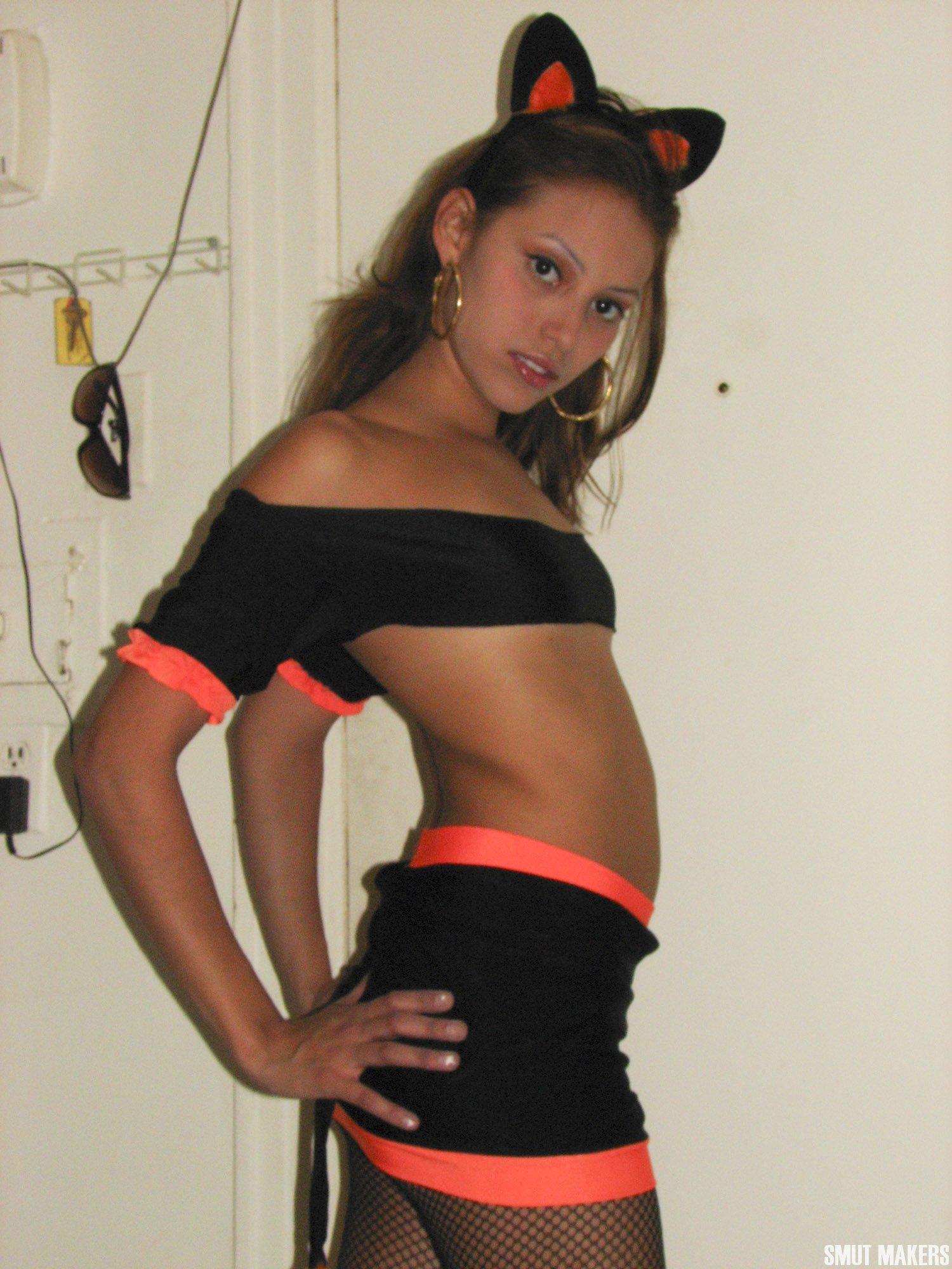 Jeune latina sexy habillée d'un vilain costume de chaton juste pour toi.
 #60810702