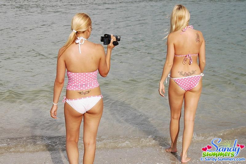 Bilder von sandy und jana hängen in Bikinis ab
 #55101536