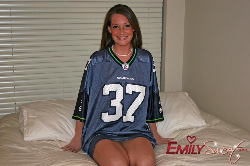 Photos de la jeune emily sweet exhibant ses seins
 #54242478
