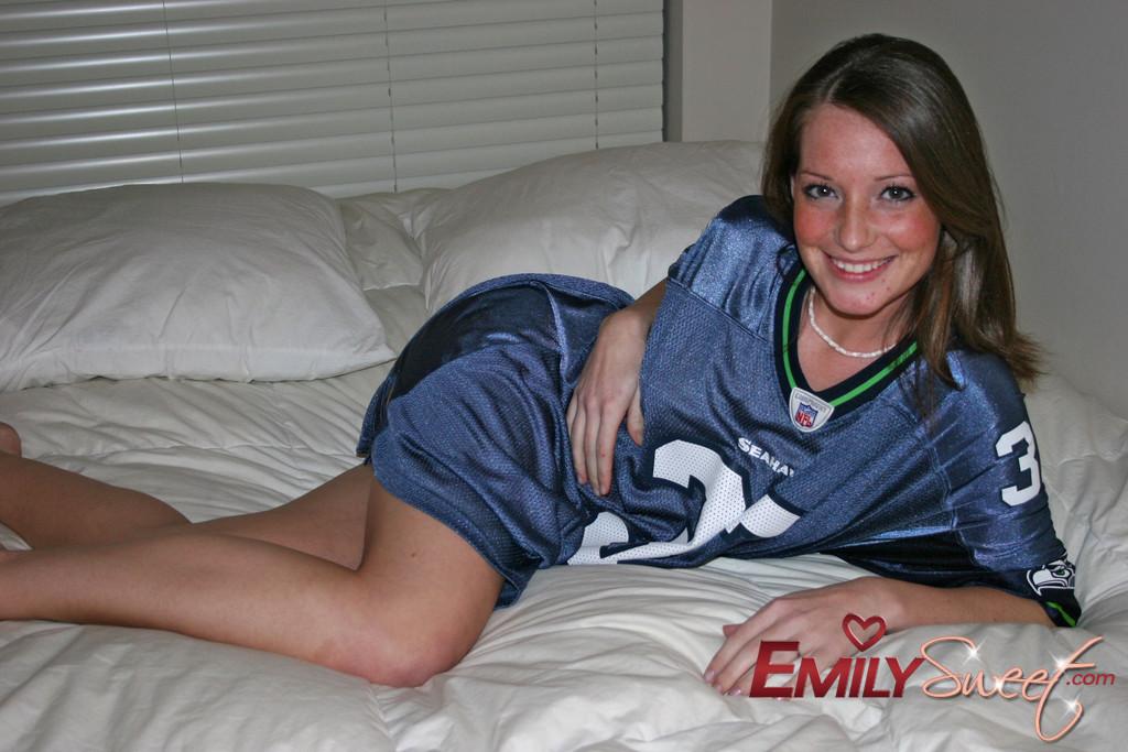 Bilder von Teenager Emily Sweet blinkt ihre Brüste
 #54242565