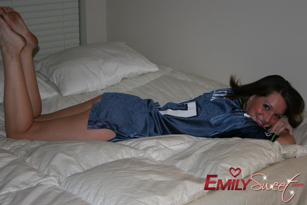 Bilder von Teenager Emily Sweet blinkt ihre Brüste
 #54242703