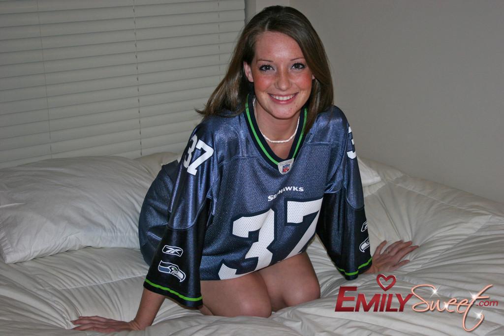 Bilder von Teenager Emily Sweet blinkt ihre Brüste
 #54242733