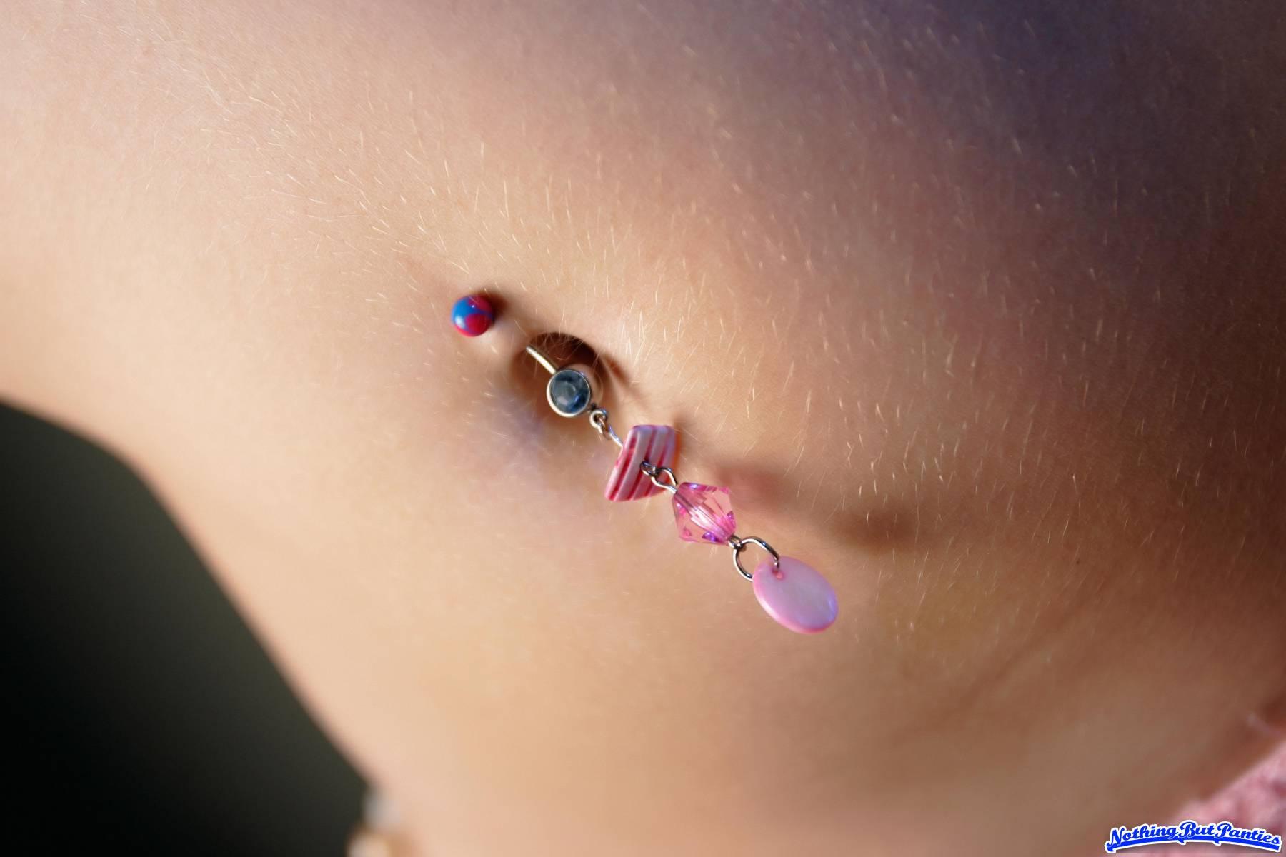Bilder von jetta geben Nahaufnahmen von ihrem fuzzy rosa g-string
 #53908690