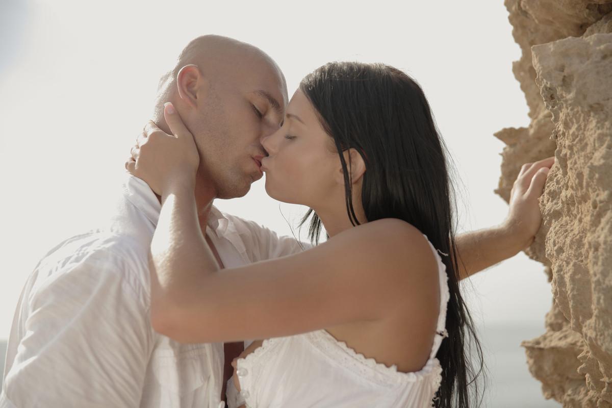 Les superbes gianna et pablo font l'amour passionnément avec le vent dans leurs cheveux et la mer à leurs pieds. chaud !
 #54488708