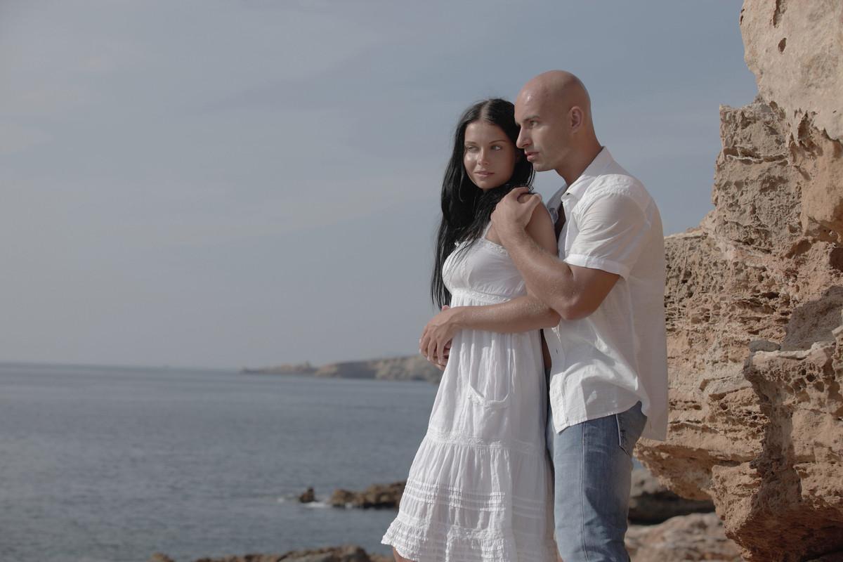 La preciosa gianna y pablo hacen el amor apasionadamente con el viento en el pelo y el mar a sus pies. ¡caliente!
 #54488729