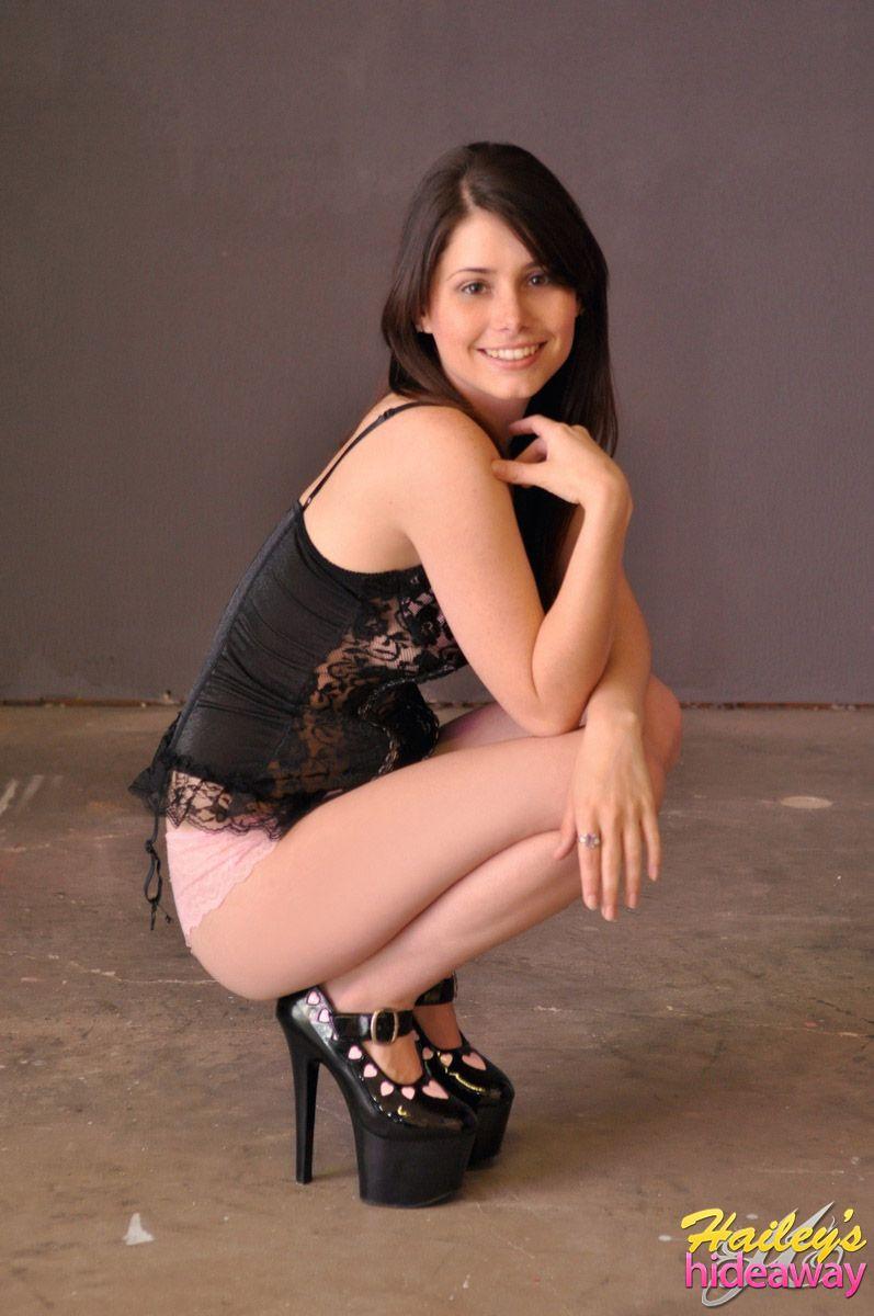 Immagini di nascondiglio hailey dando uno striptease sexy
 #54609957
