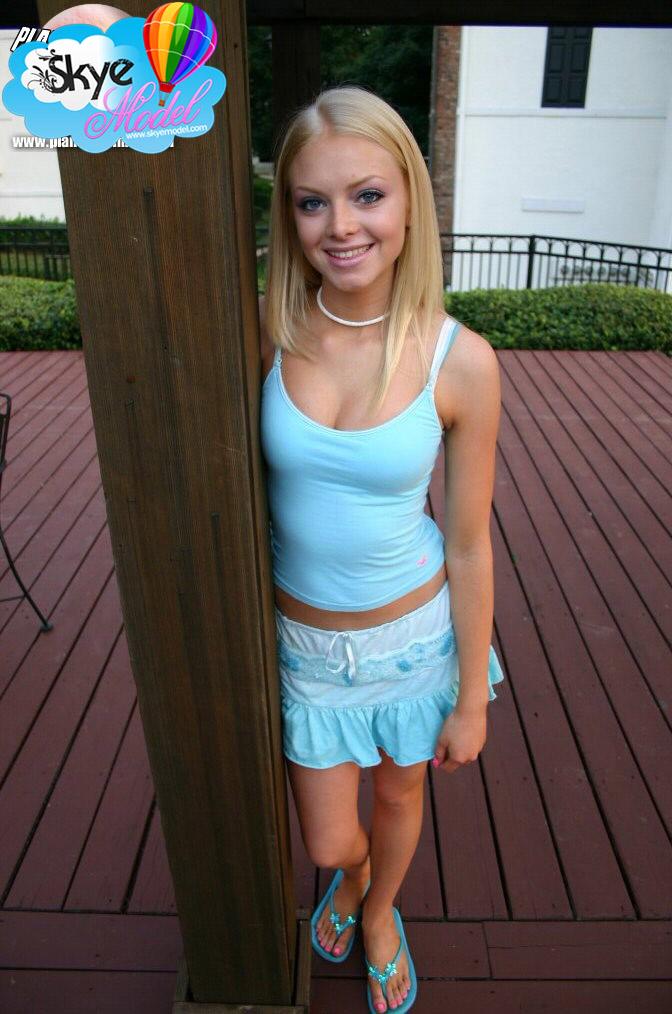 Blonde Tease Skye liebt es, mit ihren frechen Teenager-Titten und ihrem engen runden perfekten Arsch im Freien zu necken
 #59830674
