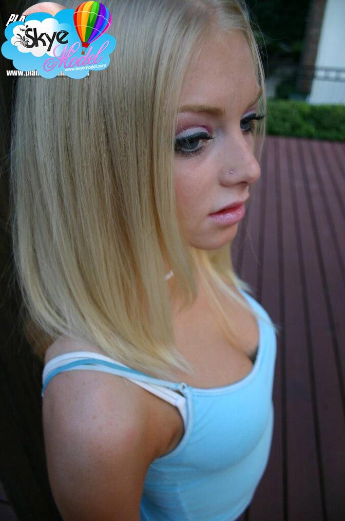 Skye, la blonde aguicheuse, adore aguicher avec ses seins de jeune et ses fesses rondes et parfaites en plein air.
 #59830692