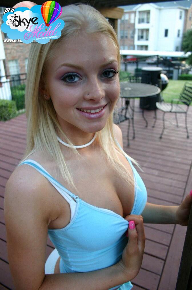 Skye, la blonde aguicheuse, adore aguicher avec ses seins de jeune et ses fesses rondes et parfaites en plein air.
 #59830702
