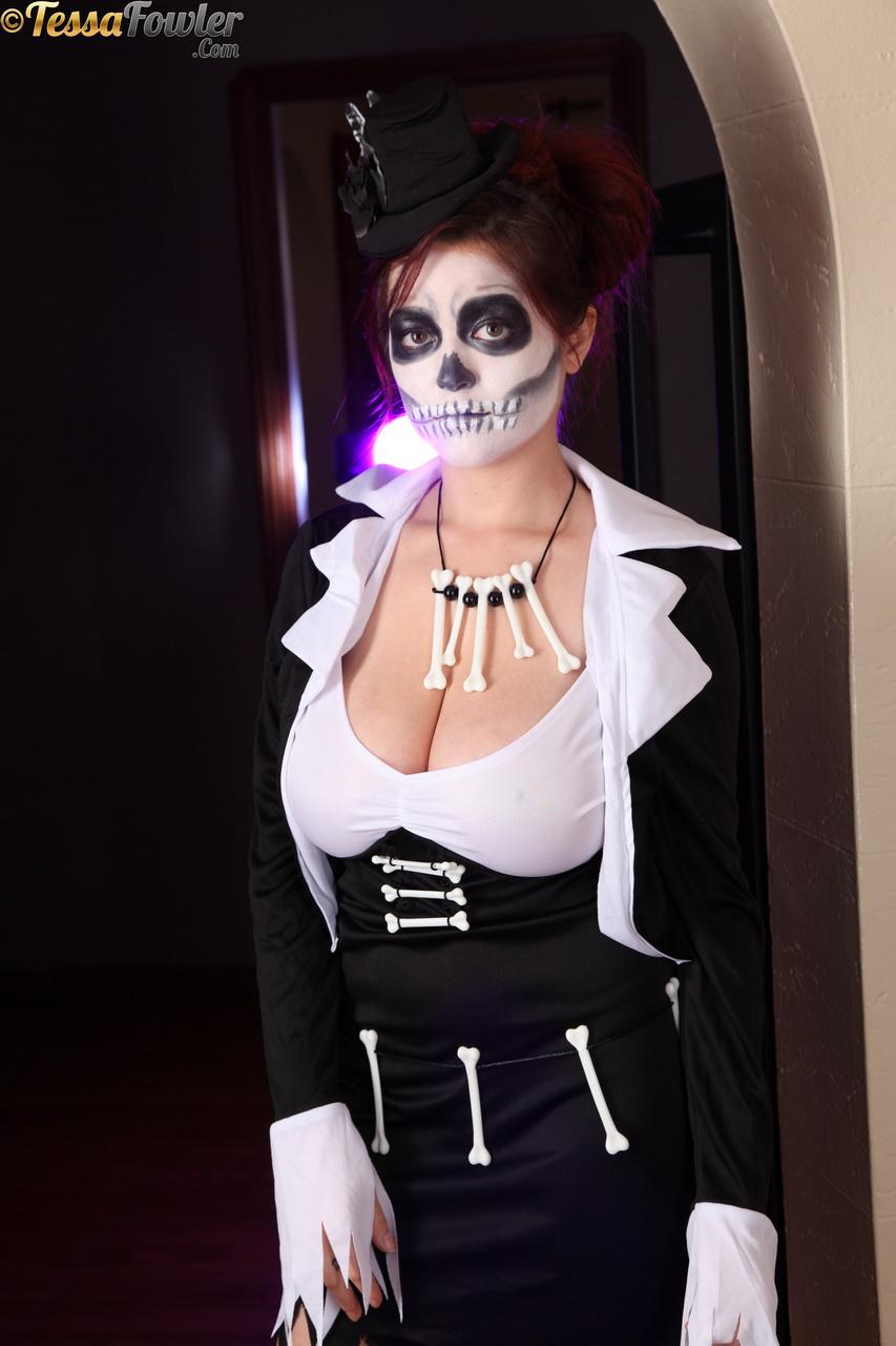 Tessa fowler si veste con il suo costume di halloween ed espone le sue tette
 #60088698