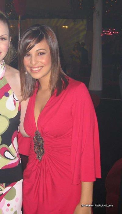 Une brune chaude montre son décolleté dans une robe rouge sexy
 #60657384