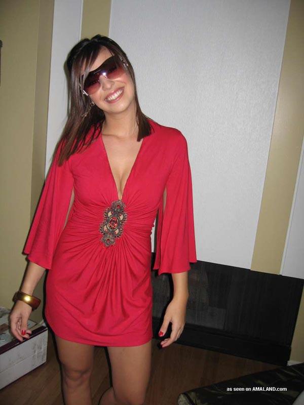 Heiße Brünette zeigt ihr Dekolleté in einem sexy roten Kleid
 #60657475