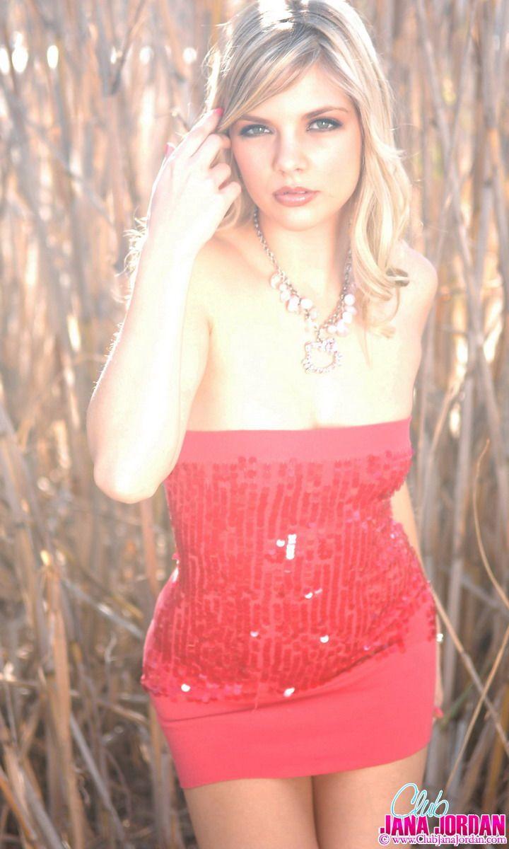 セクシーな赤いドレスでからかうティーンガールJana jordanの写真
 #55091295