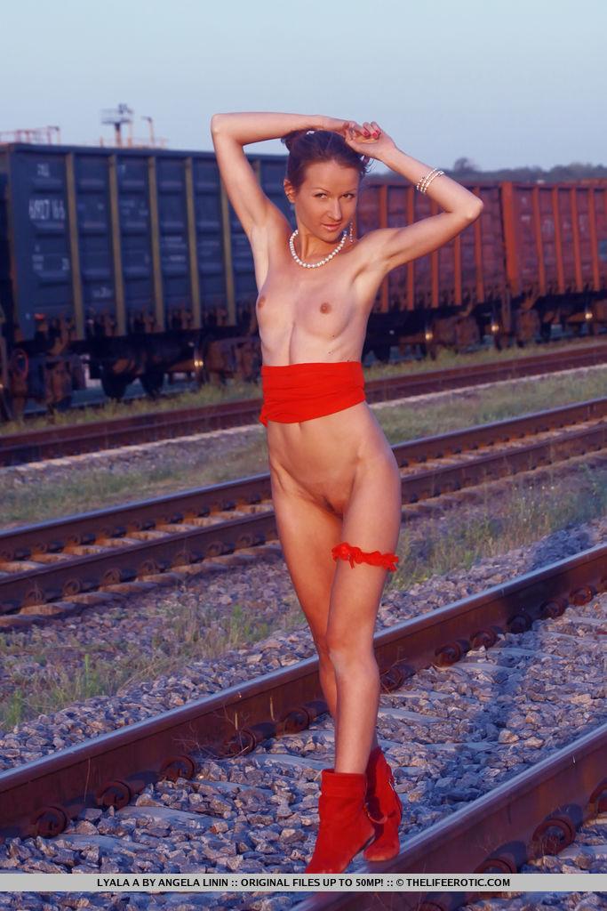 Lyala A exhibe son petit corps maigre sur la voie ferrée.
 #60855216