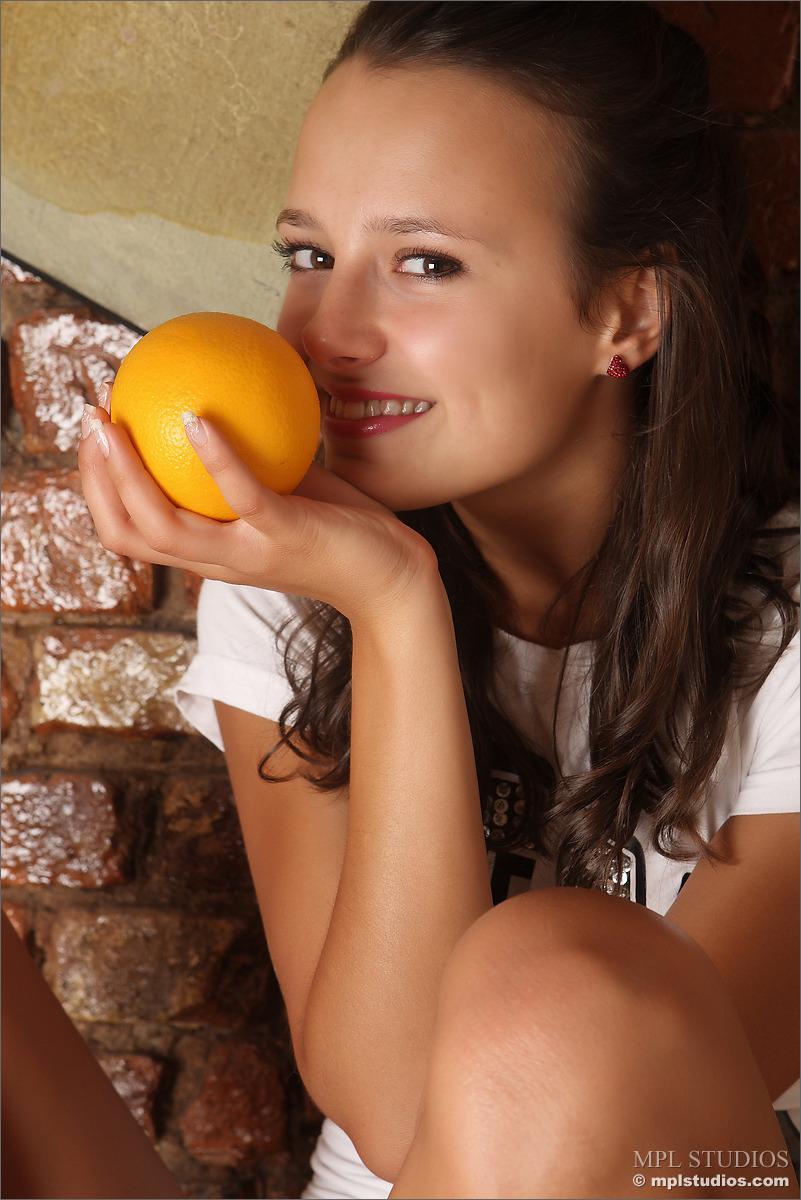 Mpl studios präsentiert nastia in "saftig"
 #59648174