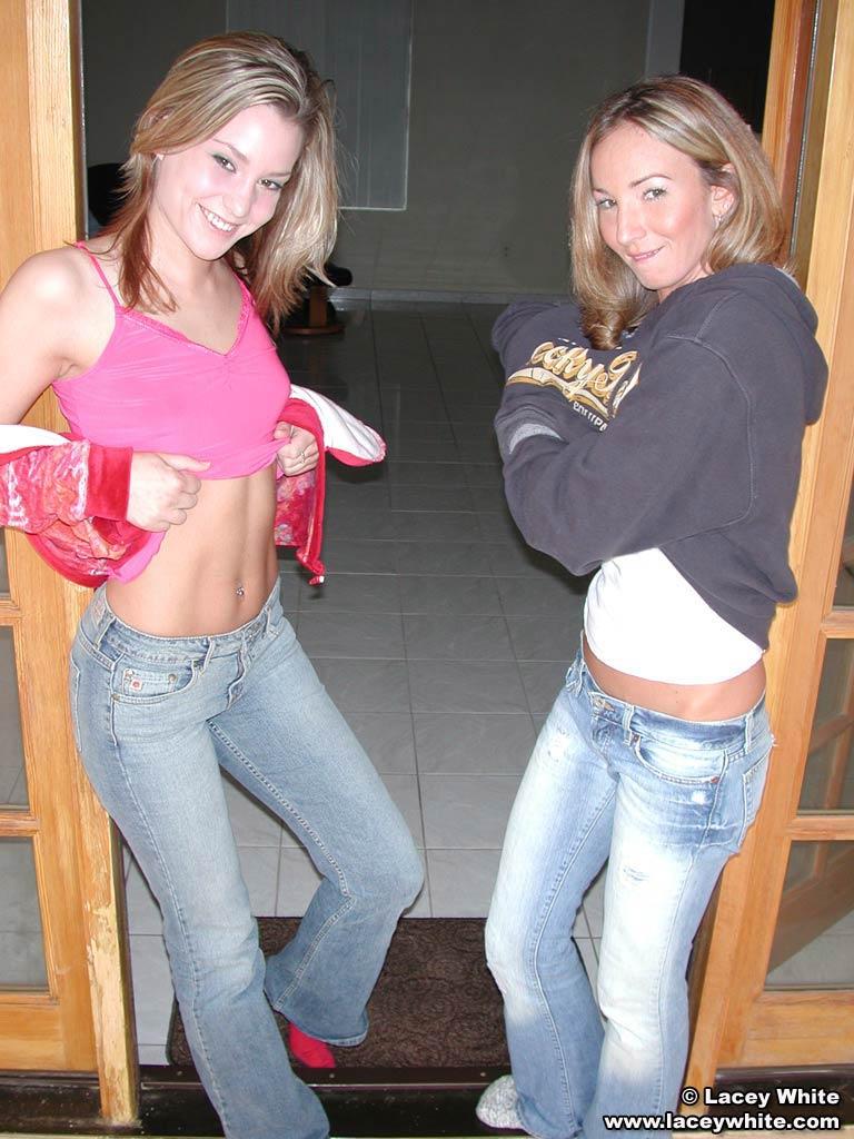 Bilder von zwei Teenie-Mädchen, die ihre lustigen Teile zeigen
 #58803596