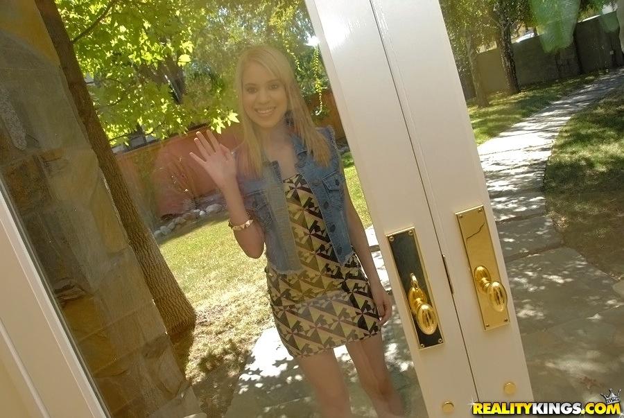 Blonde Teenagerin Mae Olsen genießt eine heiße Sperma-Fiesta über ihr ganzes Gesicht
 #59168081