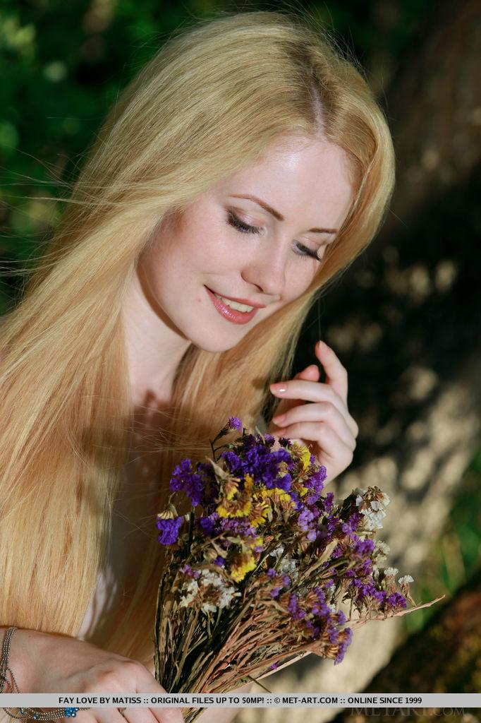 Wunderschöne blonde Teenagerin Fay Love lädt Sie zu einem privaten Picknick im Wald ein
 #60612213