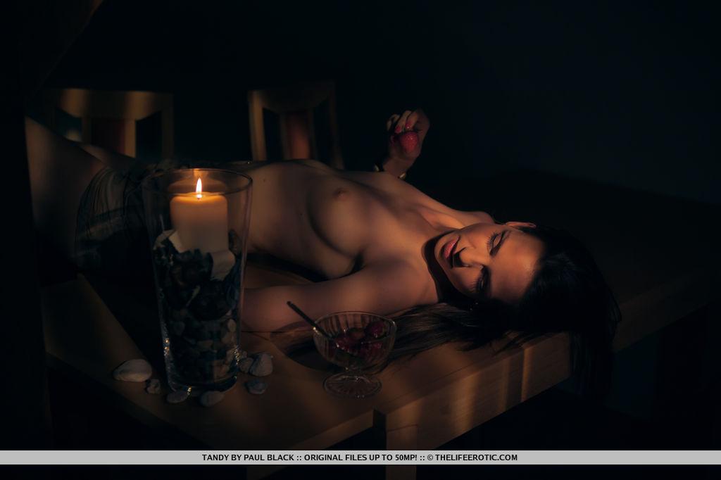 La modelo erótica Tandy se desnuda a la luz de las velas
 #60863649