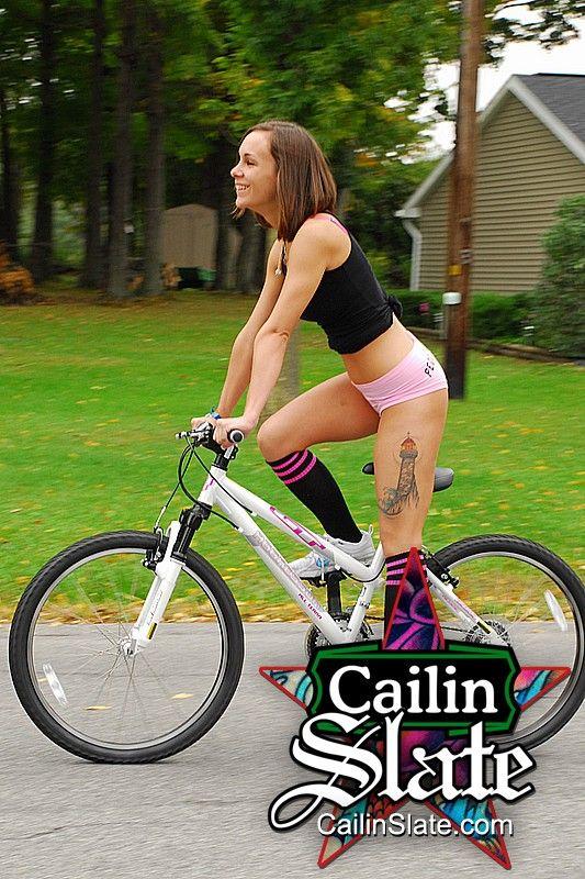 Photos de Cailin Slate jouant avec sa chatte en public
 #53597815