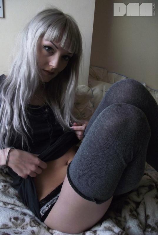 Bionda teen lovisa grey espone le sue tette vivaci a letto
 #59108362