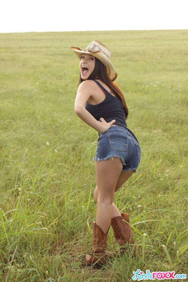Pictures of Linds Roxx dressed as an adorable cowgirl #58969318