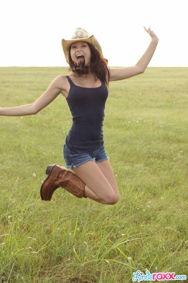 Pictures of Linds Roxx dressed as an adorable cowgirl #58969382