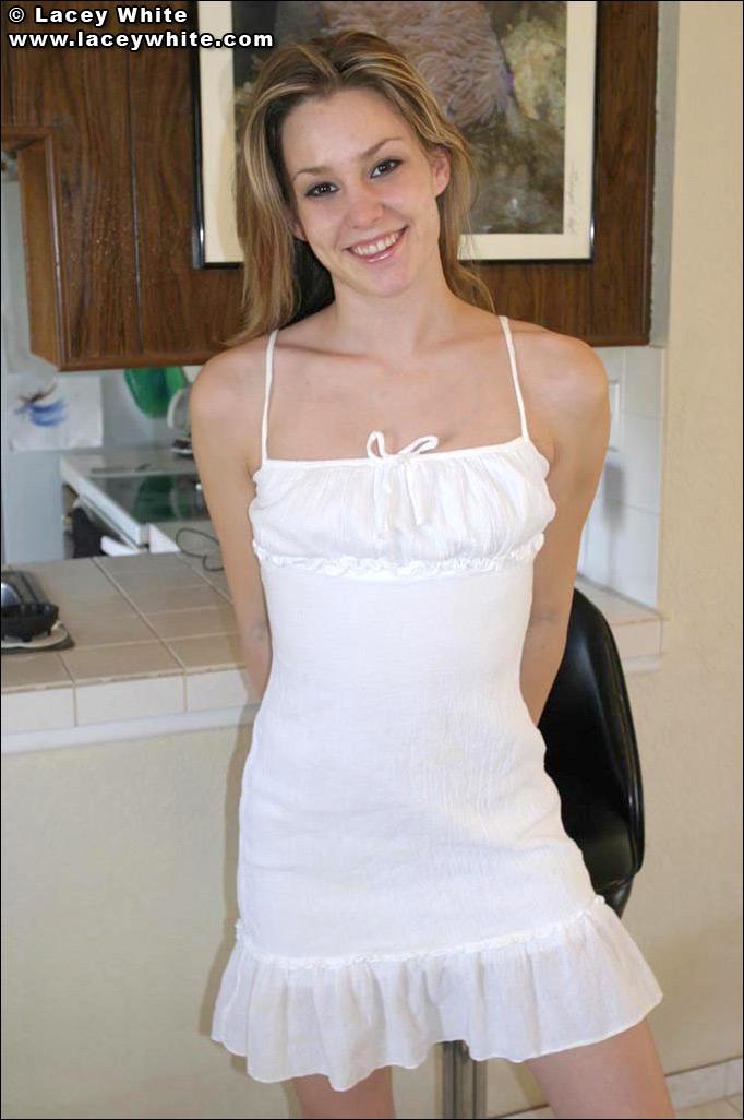 Bilder von teen lacey weiß zeigt ihre hotness
 #58800981