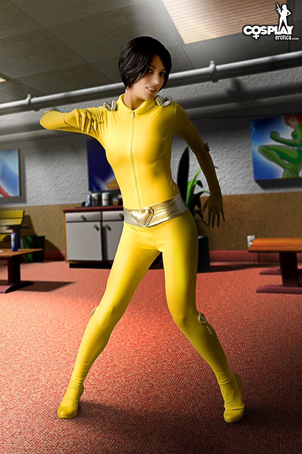La sexy cosplayeuse Devorah expose son corps moulant dans "whoop".
 #54047041