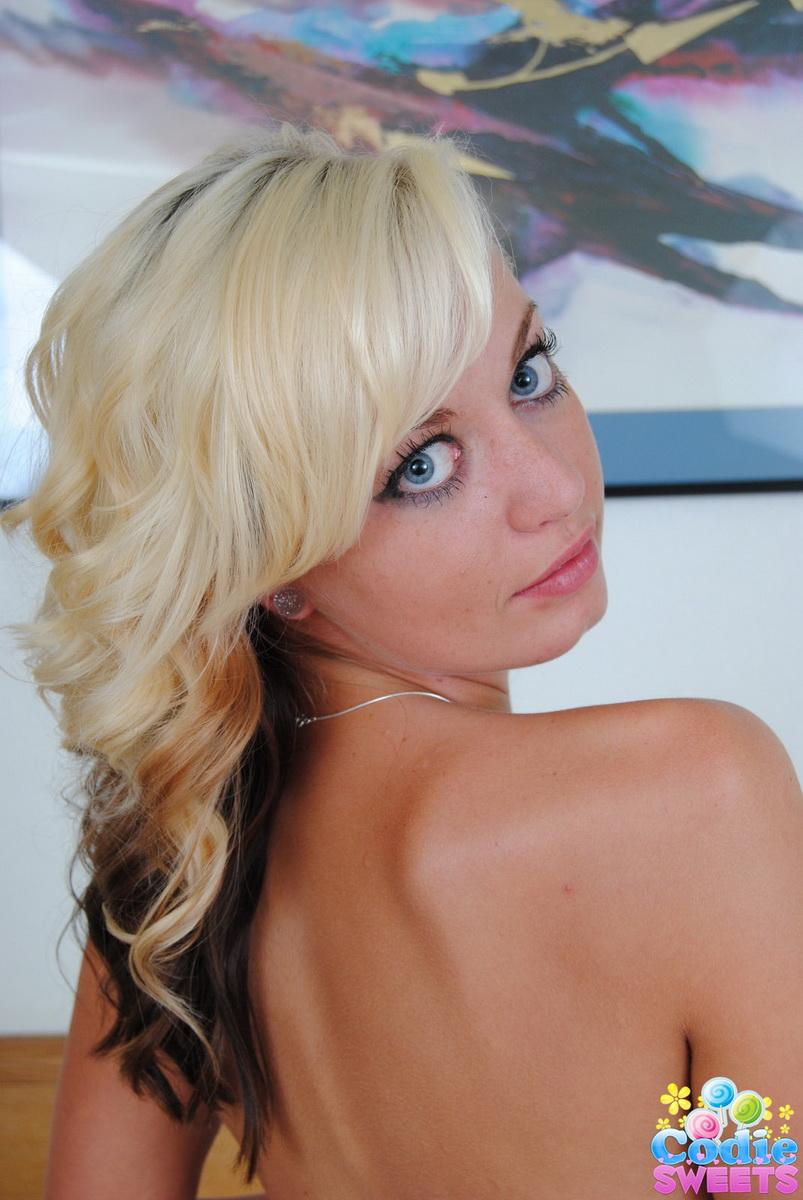 Blonde perfekte Teen Codie Sweets Streifen aus ihrem schwarzen durchsichtigen Dessous im Bett
 #58922409