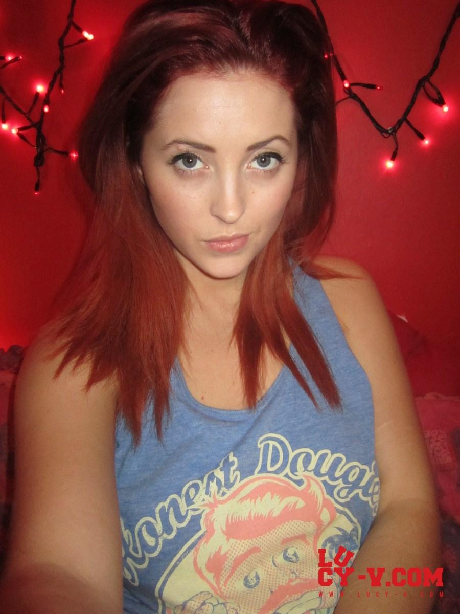 Bilder von redhead teen lucy v sieht heiß aus, wie sie ihr blaues top auszieht
 #59130155