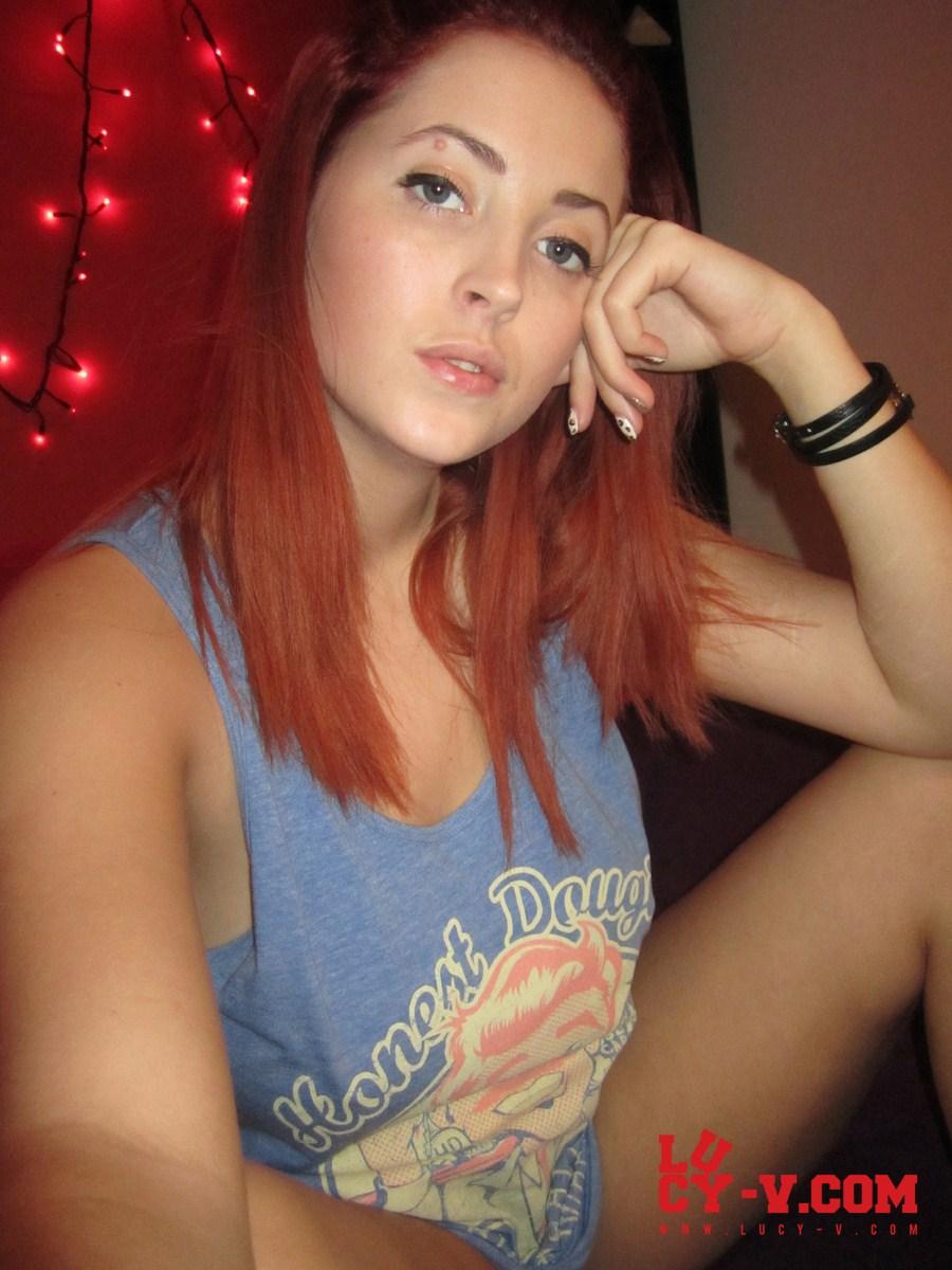 Bilder von redhead teen lucy v sieht heiß aus, wie sie ihr blaues top auszieht
 #59130287