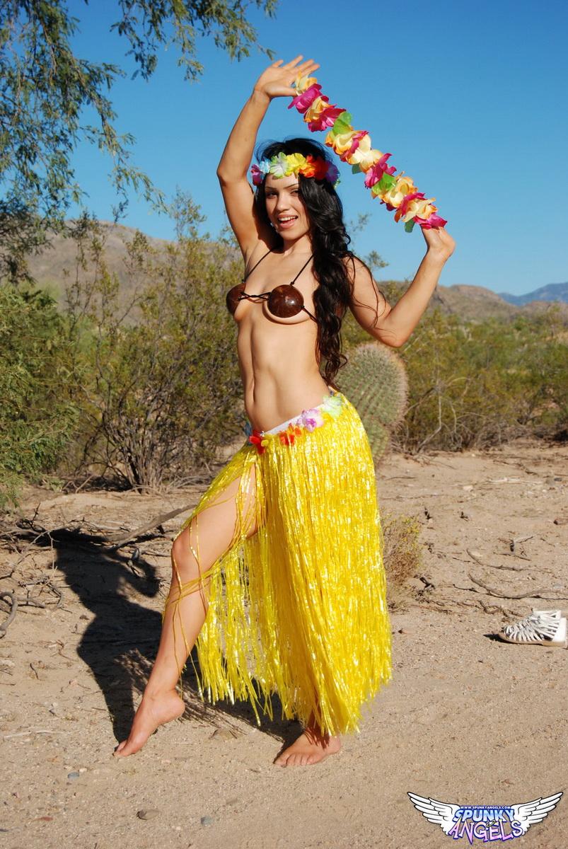 Tianna mostra il suo corpo stretto nel suo costume da hula all'aperto
 #60810881