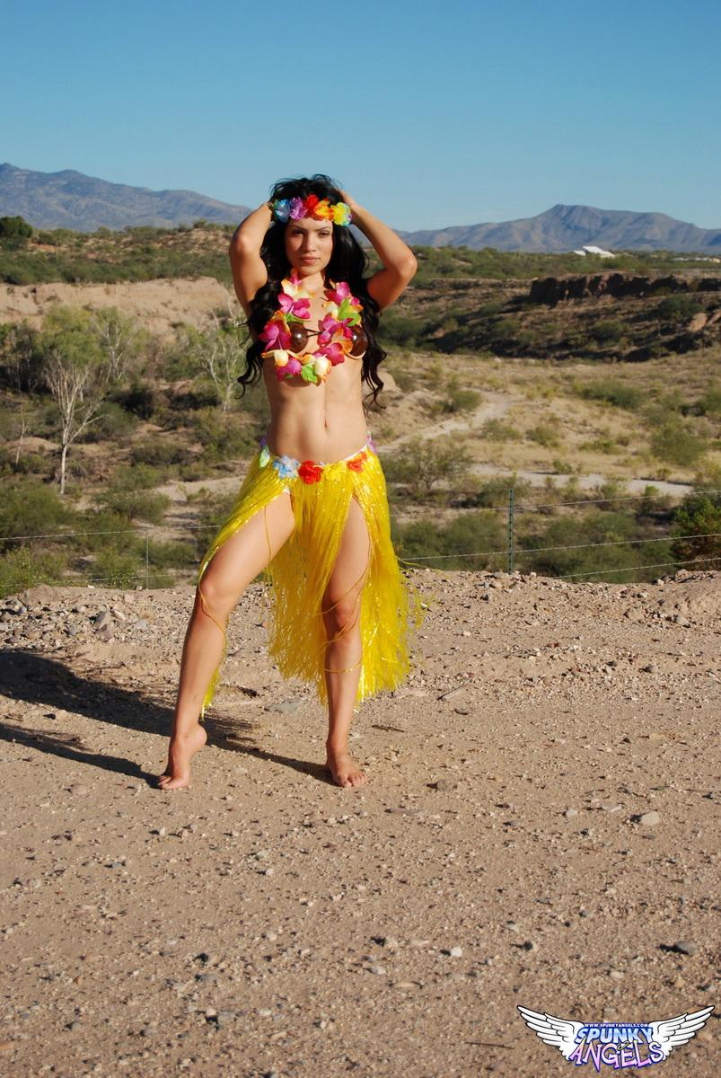 Tianna mostra il suo corpo stretto nel suo costume da hula all'aperto
 #60810952