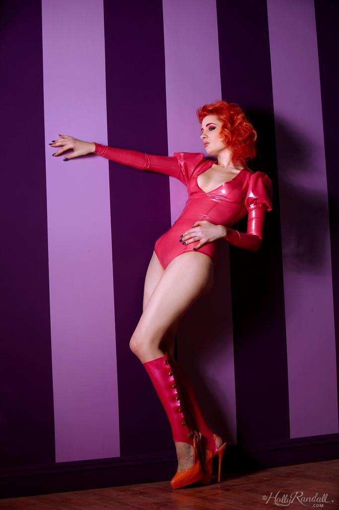Redhead babe Ulorin Vex strips in her latex #60123339