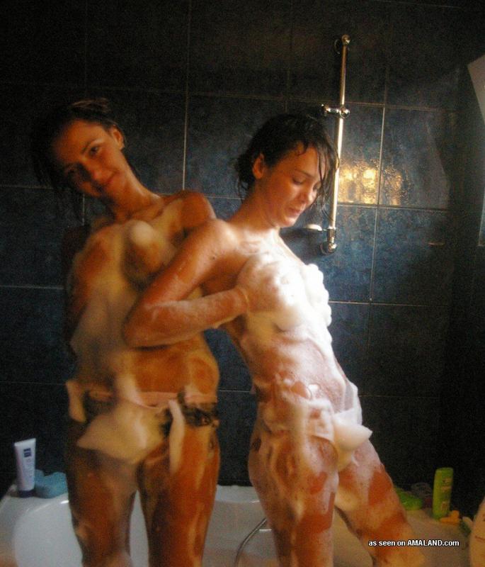 Heiße sexy Amteur-Lesben beim Fotoshooting in der Badewanne
 #60647322