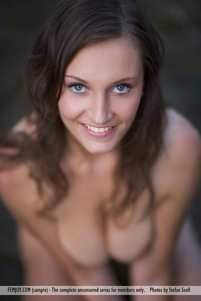 川の中で美しいティーンの女の子の裸の写真
 #60415071