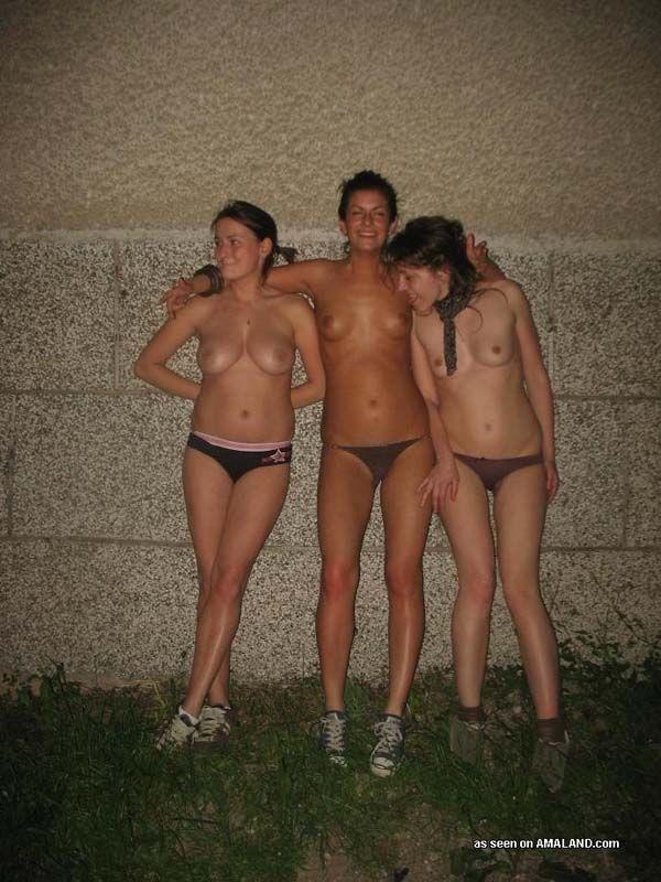 Bilder von heißen lesbischen Freundinnen, die draußen ihre Oberteile ausziehen
 #60653098