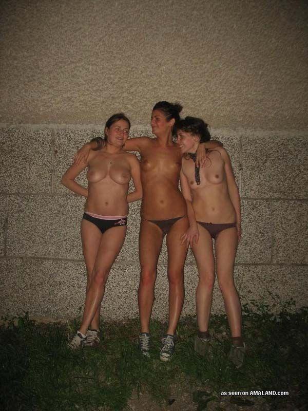 Bilder von heißen lesbischen Freundinnen, die draußen ihre Oberteile ausziehen
 #60653127