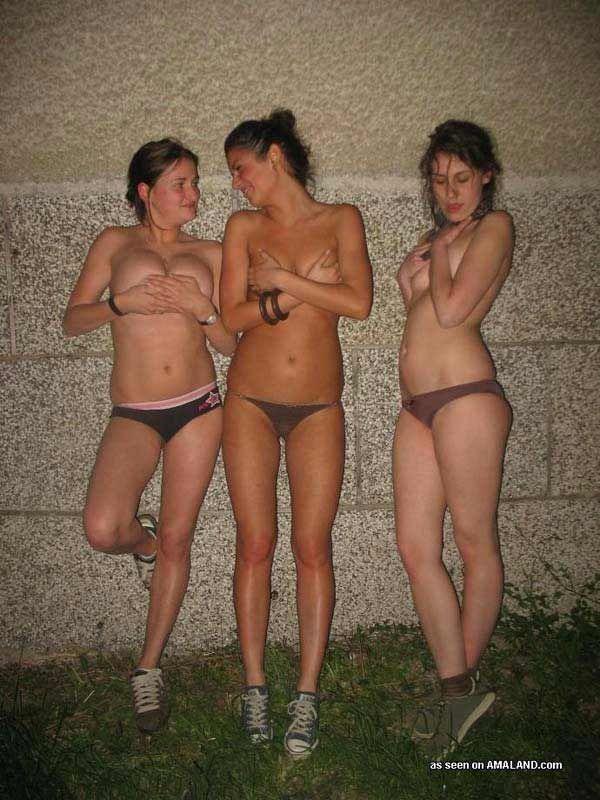 Bilder von heißen lesbischen Freundinnen, die draußen ihre Oberteile ausziehen
 #60653150